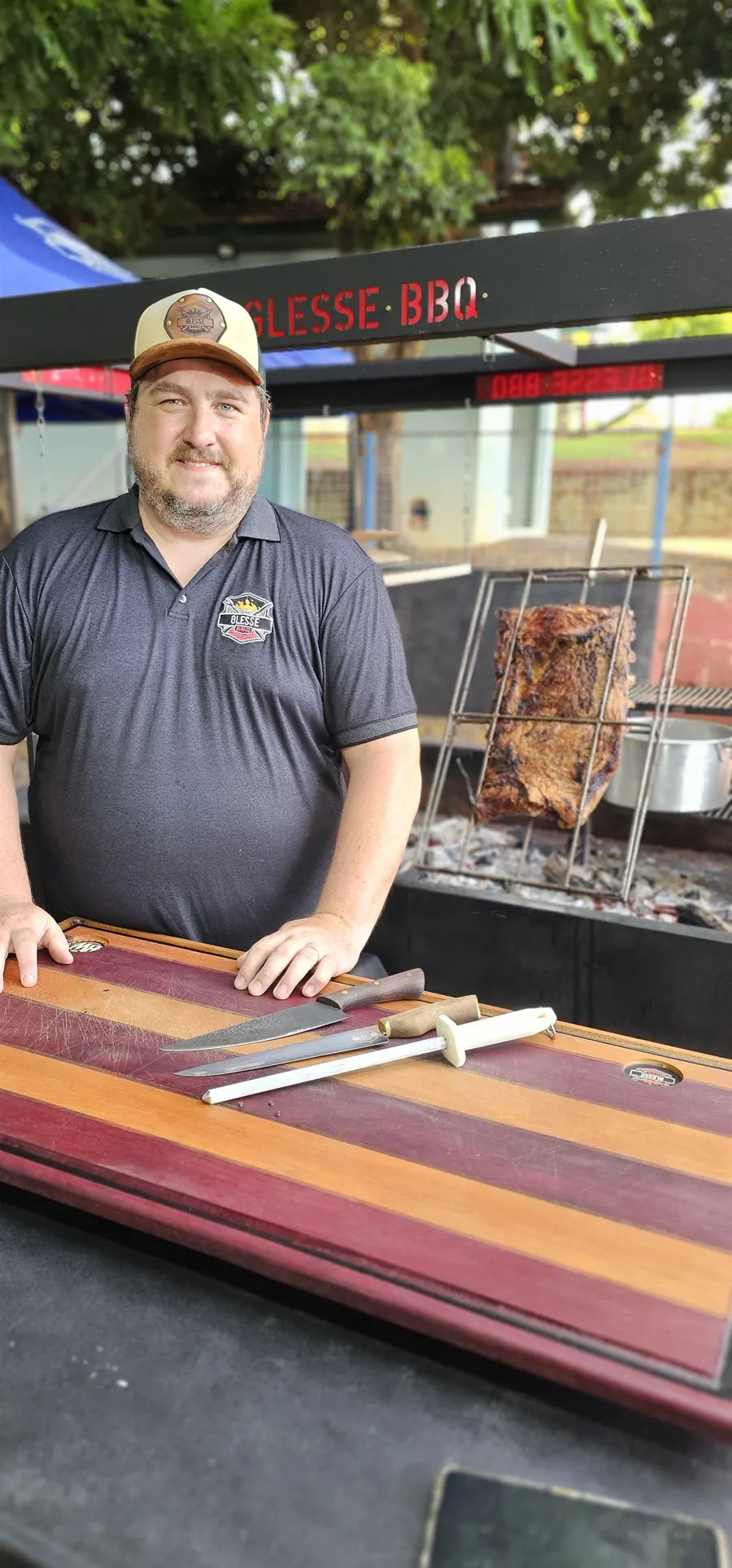 Rodrigo Glesse diante da carreta de fogo da Glesse BBQ